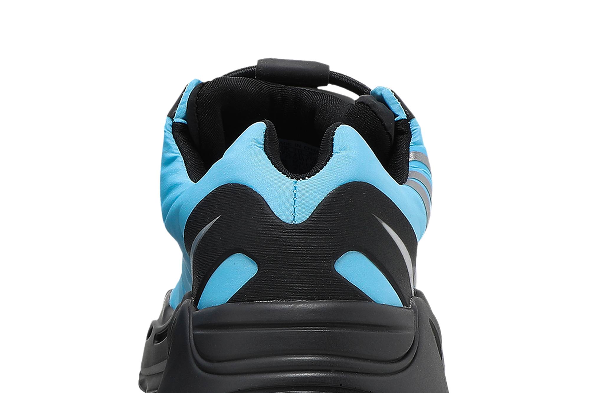 adidas Yeezy Boost 700 MNVM ‚Bright Cyan‘