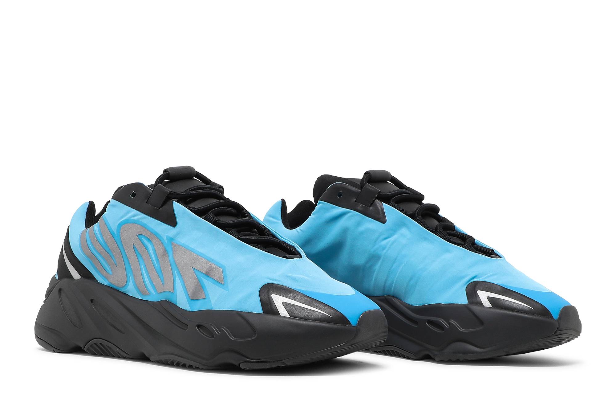 adidas Yeezy Boost 700 MNVM ‚Bright Cyan‘