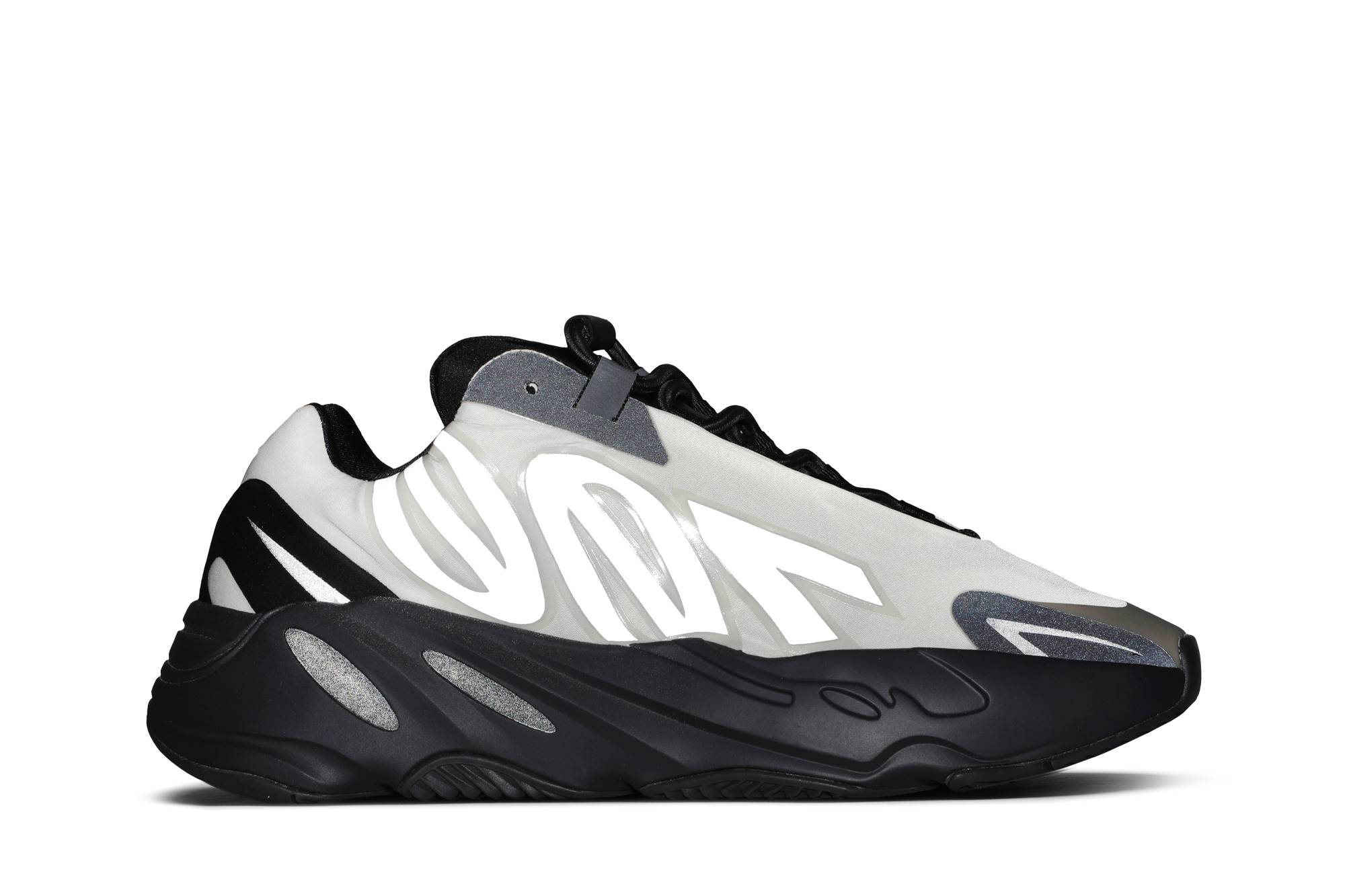 adidas Yeezy Boost 700 MNVN ‚Bone‘
