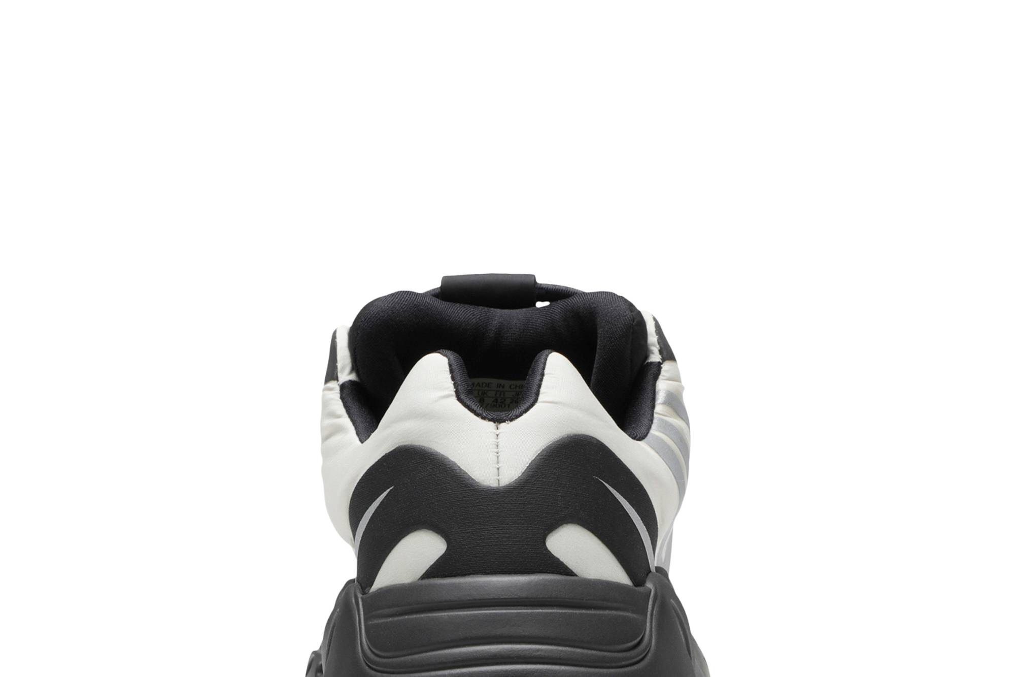 adidas Yeezy Boost 700 MNVN ‚Bone‘