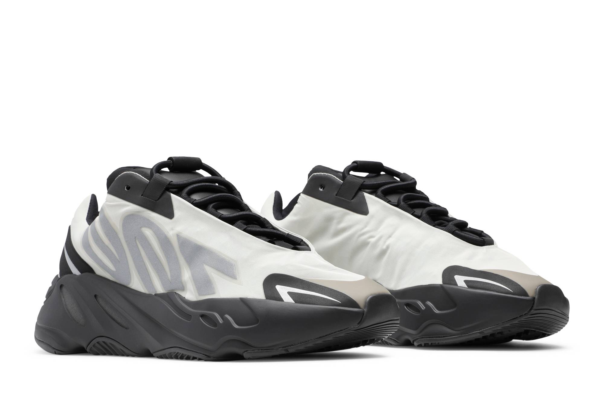 adidas Yeezy Boost 700 MNVN ‚Bone‘