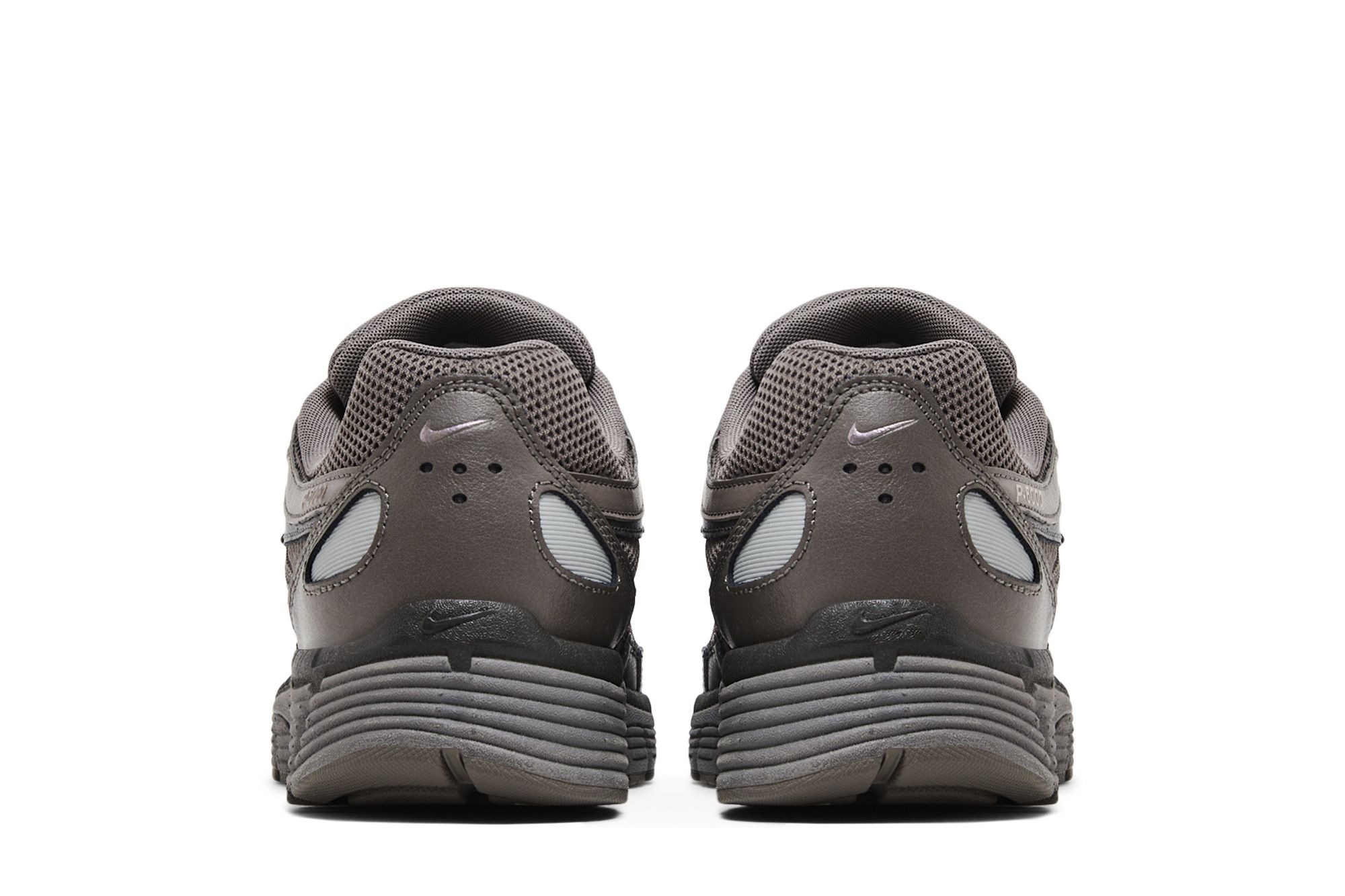 Nike P-6000 ‚Cave Stone Metallic Silver‘