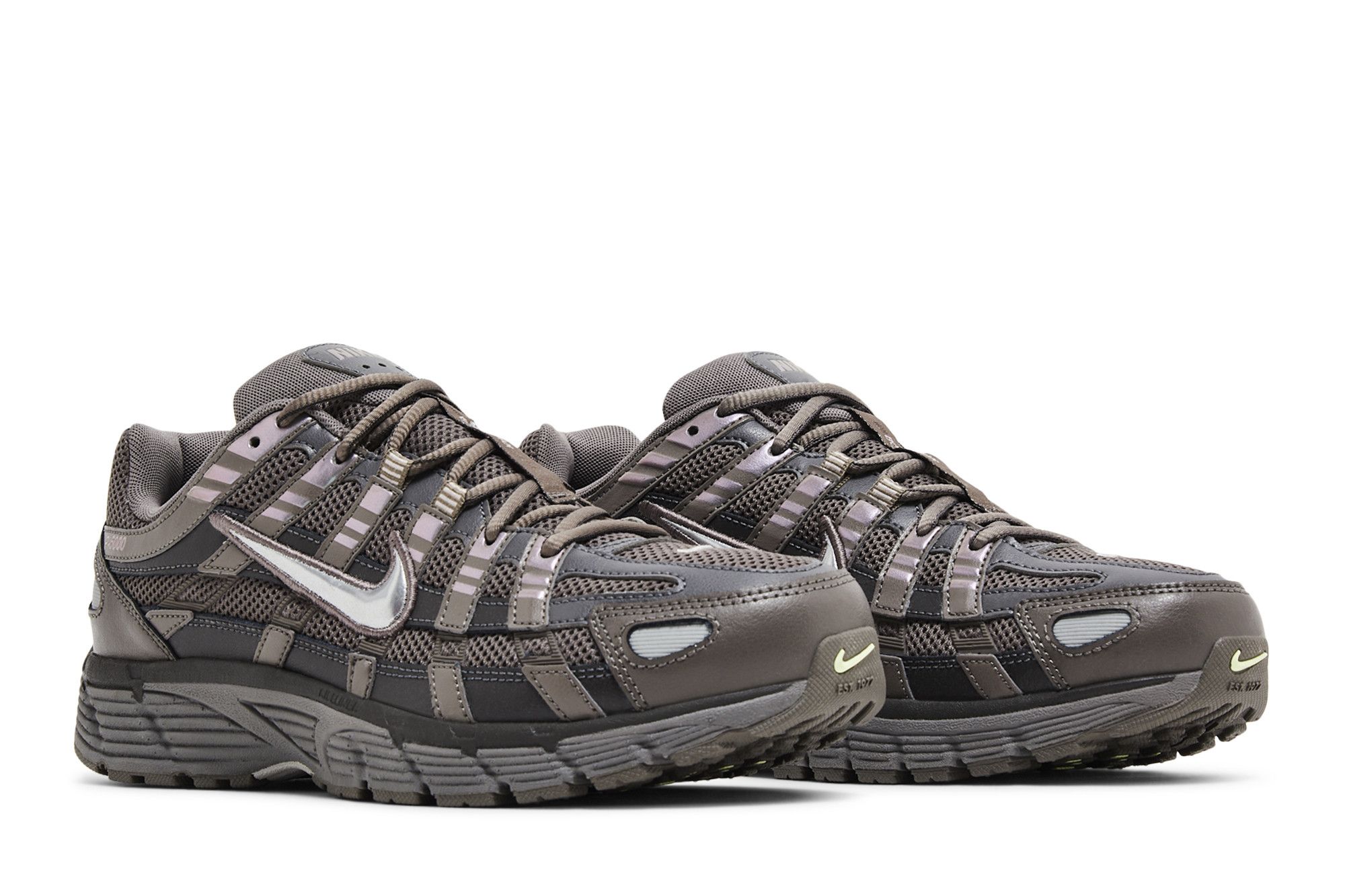 Nike P-6000 ‚Cave Stone Metallic Silver‘