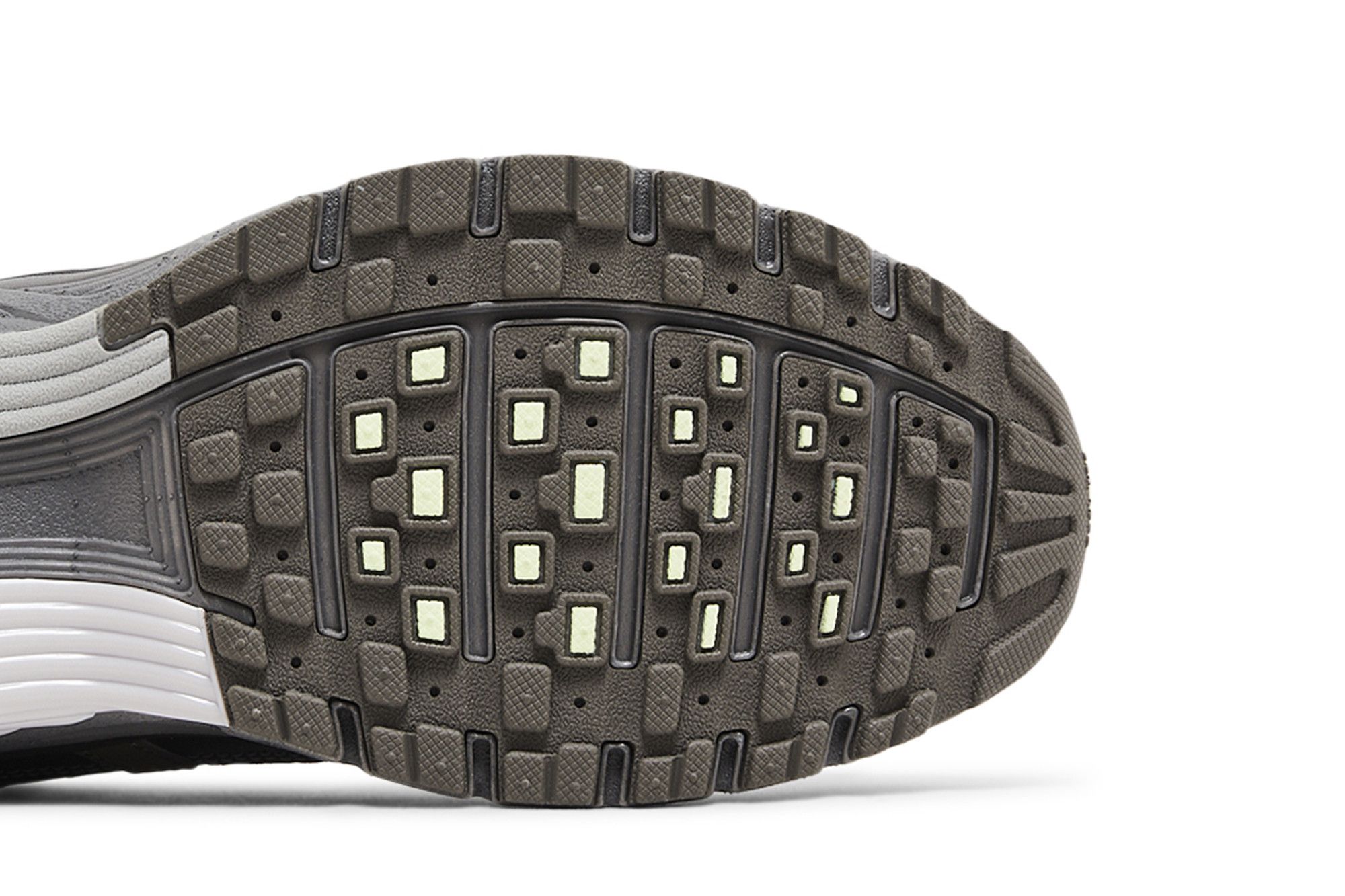 Nike P-6000 ‚Cave Stone Metallic Silver‘